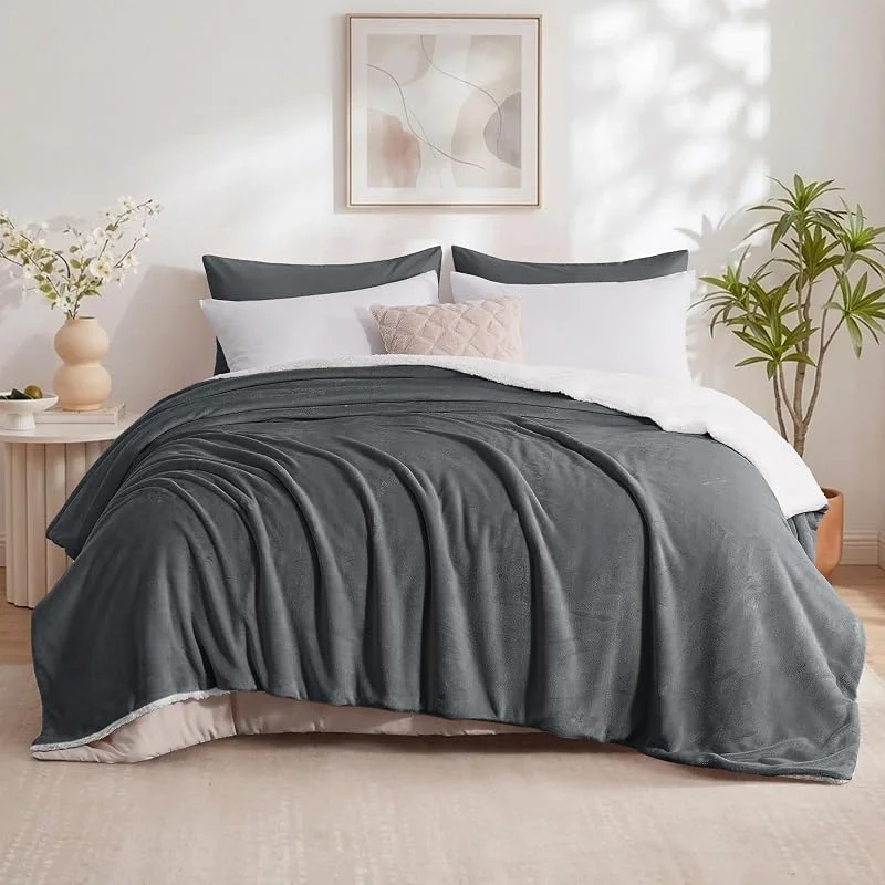 Aisbo Plaid Coperta Pile Matrimoniale - Coperta Calda Invernale per Divano e Grande Letto Matrimoniale 230x270 cm Pile di Flanella e Sherpa Morbida Grigia Scuro, Sherpa Blanket for Sofa and Couch — Riscaldamento
