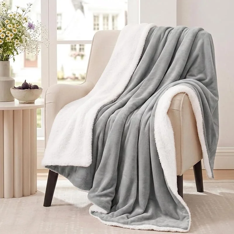 Aisbo Plaid Coperta Pile Singolo - Coperta Calda Invernale per Divano e Letto Singolo 150x200 cm Pile di Flanella e Sherpa Morbida Grigia Chiaro, Sherpa Blanket for Sofa and Couch — Riscaldamento